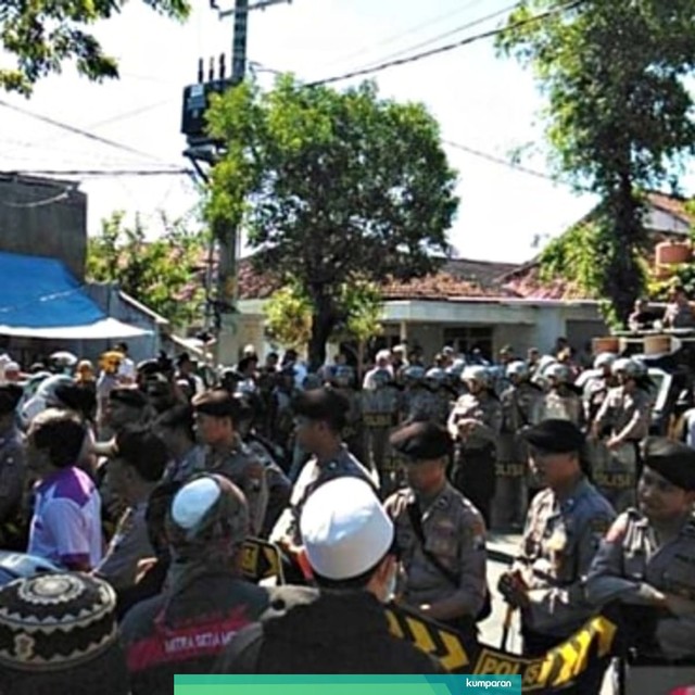 Polisi Cegah Massa Yang Hendak Geruduk Polres Pamekasan 