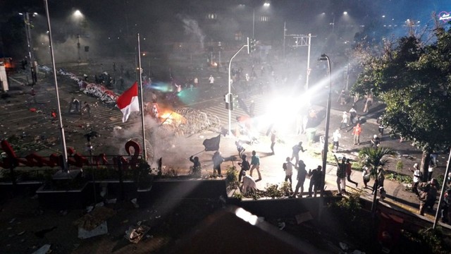 Suasana kericuhan di dekat gedung Bawaslu, Jakarta, Rabu (22/5) Foto: Jamal Ramadhan/kumparan