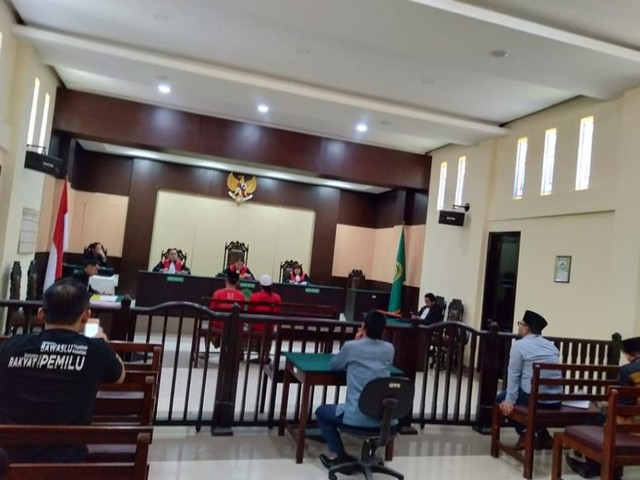 Sidang kasus penjaran kotak suara di Pengadilan Negeri Sampang