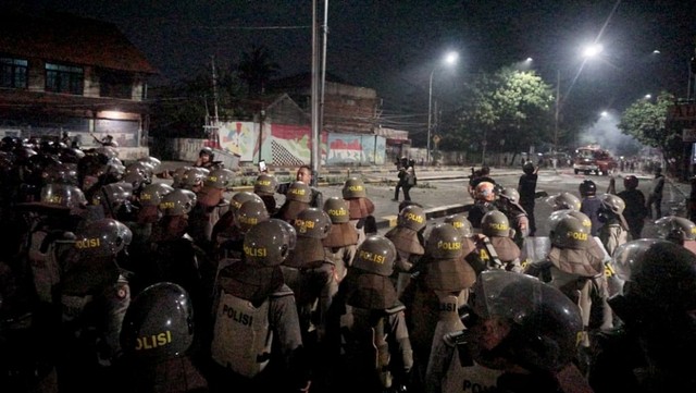 Jalan Kemanggisan Utama kawasan Slipi Jaya saat ricuh