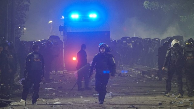 Sejumlah anggota kepolisian berjaga di arah Tanah Abang. Foto: Iqbal Firdaus/kumparan