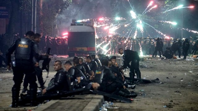 Sejumlah anggota kepolisian berjaga di arah Tanah Abang. Foto: Iqbal Firdaus/kumpaan