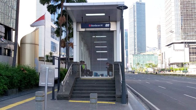 Stasiun MRT Bundaran HI masih ditutup. Foto: Fadjar Hadi/kumparan