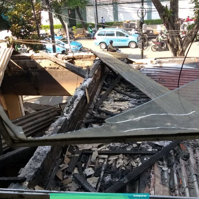Bagian dapur Restoran Garuda di jalan Wahid Hasyim yang terbakar akibat kerusahan kemarin. Foto: Fajar Hadi/kumparan