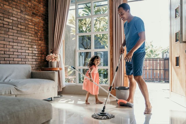com-Melakukan pekerjaan rumah bersama. Foto: Shutterstock