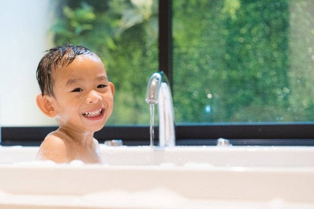 com-Biasakan anak mandi setiap hari. Foto: Shutterstock
