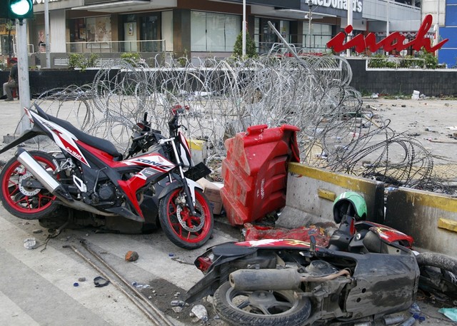 Sejumlah motor tergeletak pasca kerusuhan di sekitaran wilayah MH. Thamrin, Jakarta, Kamis (23/5). Foto: ANTARA FOTO/Yulius Satria Wijaya