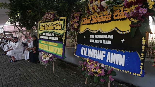 Suasana di halaman Masjid Az Zikra jelang kedatang Jenazah Ustaz Arifin Ilham, Sentul, Bogor, Jawa Barat. Foto: Fanny Kusumawardhani/kumparan