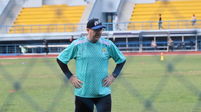 Robert Rene Alberts, pelatih Persib di Stadion Arcamanik pada Rabu (22/5/2019). Foto: Sandy Firdaus/kumparan