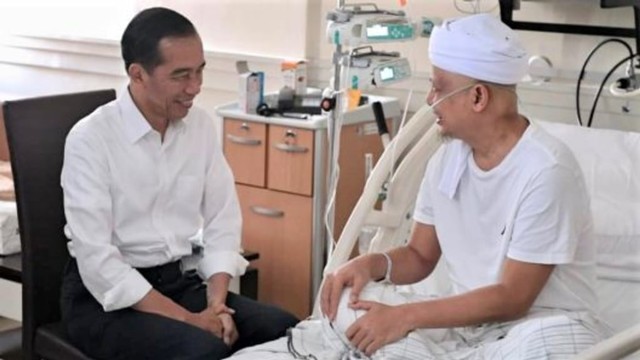 Presiden Jokowi saat menjenguk Arifin Ilham di RSCM Kencana. Foto: Dok. Biro Pers Setpres