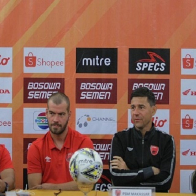 Pelatih PSM Makassar, Darije Kalezic bersama Wiljan Pluim saat konferensi pers (Makassar Indeks)