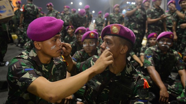 Dua prajurit Korps Marinir TNI AL saling mengoleskan pasta gigi ke wajah sebelum mendatangi massa aksi 22 Mei. Foto: ANTARA FOTO/M Risyal Hidayat