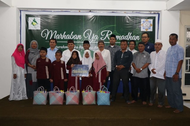 Para pengurus Asosiasi Pengembang Perumahan dan Pemukiman Seluruh Indonesia (Apersi) Malang Raya saat foto bersama dengan anak yatim piatu di Pesantren Al Hikam, Rabu (22/5).(foto: Gigih Mazda/Tugu Malang).