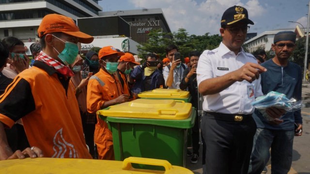 Gubernur DKI Jakarta, Anies Baswedan turut membersihan jalan di perempatan sarinah pasca aksi 22 Mei. Foto: Irfan Saputra/kumparan