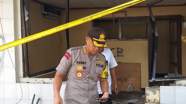 Kapolres Jakarta Pusat, Kombes Harry Kurniawan saat mengecek Pos Polisi di Jalan Sabang yang dibakar massa. Foto: Fadjar Hadi/kumparan