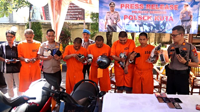 Rilis tersangka dan barang bukti Pelaku Penjambret Ponsel Turis Asing di Polsek Kuta, Bali. Foto: Denita BR Matondang/kumparan