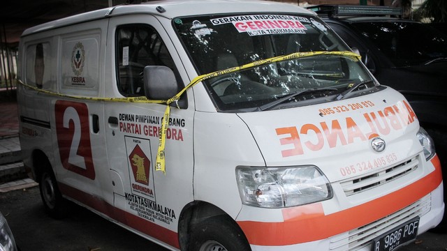 Mobil ambulans Pembawa Batu pada Aksi 22 Mei yang diamankan di Resmob Polda Metro Jaya, Jakarta. Foto: Jamal Ramadhan/kumparan