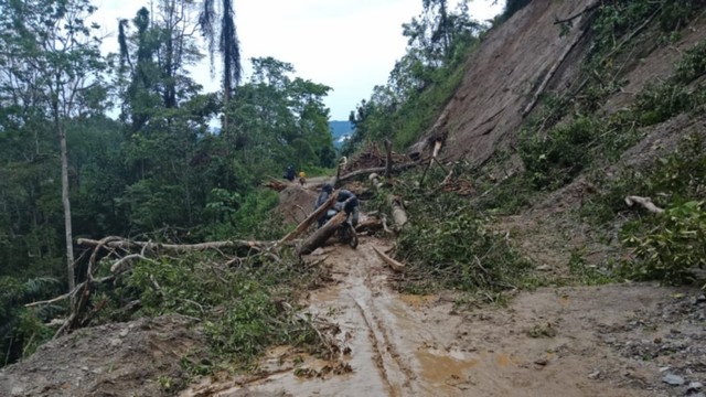 Ilustrasi. Salah satu titik lokasi jalan putus dan longsor di wilayah Kabupaten Sigi, Sulteng. Foto: Istimewa