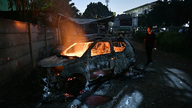Mobil terbakar di Asrama Brimob, Petamburan. Foto: ANTARA FOTO/Sigid Kurniawan