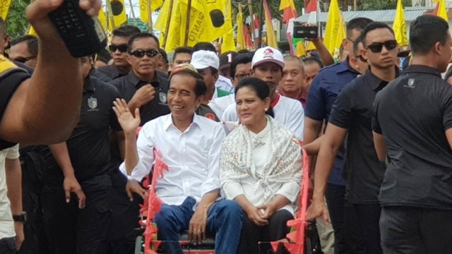 Joko Widodo dan Iriana diarak dengan becak saat menghadiri kampanye di Mamuju, Sulawesi Barat. Foto: Dok. Sulbar Kini