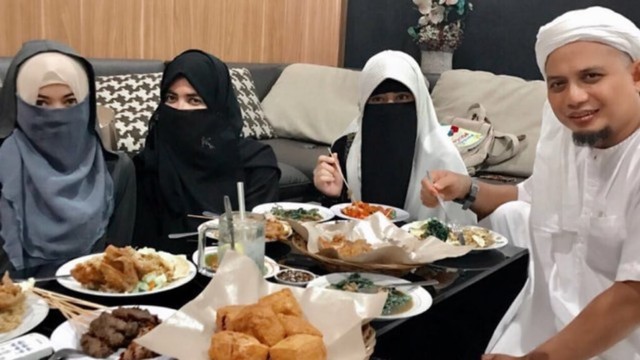 Arifin Ilham dan tiga istrinya makan (Foto: Instagram Yuni Shahla Aceh)