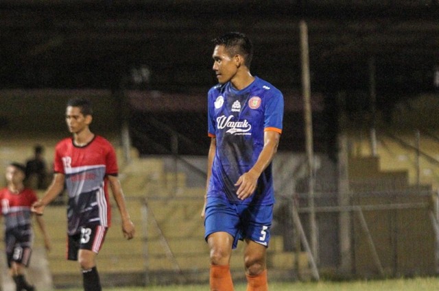 Pemain anyar Persiraja, Irvan Yunus Mofu, langsung diturunkan dalam laga uji coba melawan tim lokal Elite Aceh FC di Stadion H Dimurthala, Banda Aceh. Foto: Dok. Persiraja