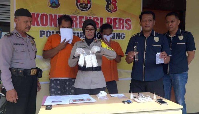 Kapolsek Ngunut, Kompol Siti Nurinsana Natsir menunjukkan barang bukti dan kedua pengedar yang ditangkap
