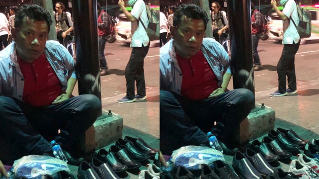 Seorang pedangan sepatu tetap berjualan di tengah kerusuhan aksi 22 Mei. Foto: kolase Twitter/@davidlipson