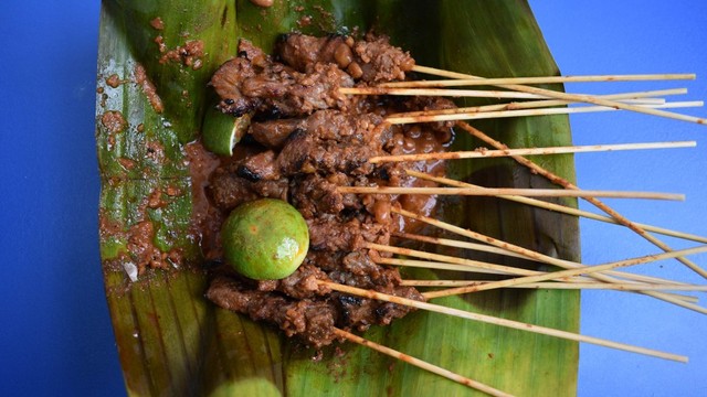 Sate Matang setelah dicampur bumbu kacang. Foto Adi Warsidi/acehkini