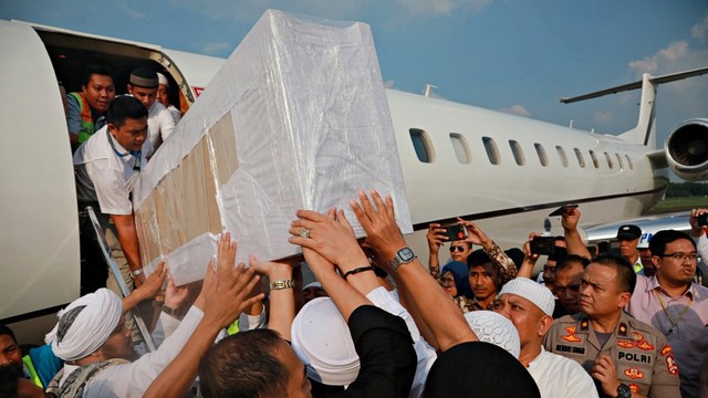 Foto Prosesi Pemakaman Ustaz Arifin Ilham Kumparancom