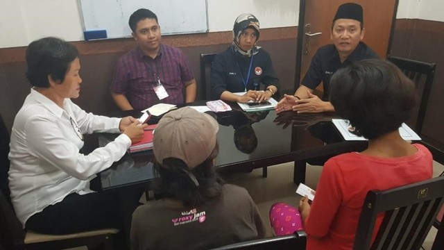 Dua korban saat ditemui LPSK di Polda Bali, Kamis (23/5) - kanalbali/KAD