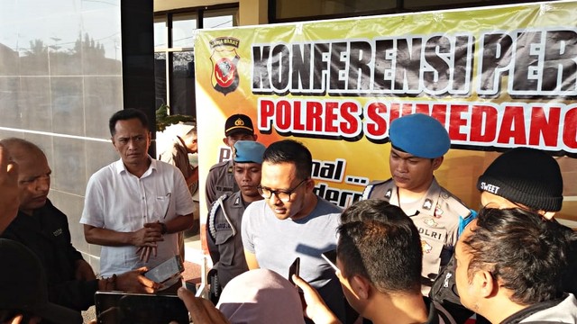 Penyiar radio yang ditangkap Polres Sumedang berbicara kepada awak media terkait kasus penyebaran hoaks dalam konferensi pers. Foto: Dok. Polres Sumedang