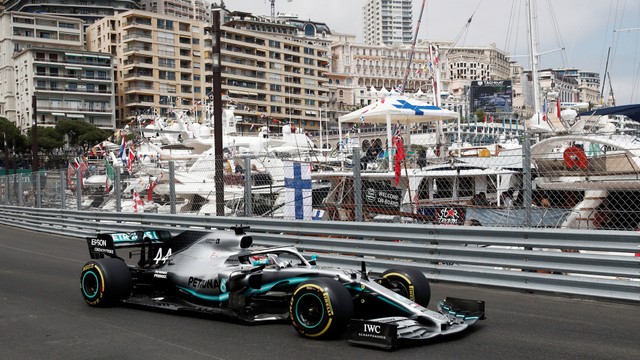 Lewis Hamilton di latihan bebas kedua GP Monako 2019. Foto: REUTERS/Benoit Tessier