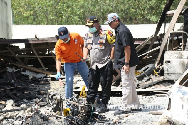 Kapolda Jatim Irjen Pol Luki Hermawan melihat olah TKP di lokasi pembakaran Mapolsek Tambelangan, Kamis (23/5/2019). (Ryan Hariyanto/MM).