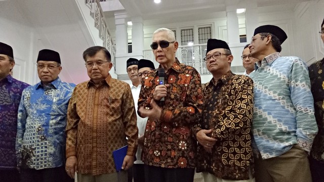 Try Sutrisno didampingi Wakil Presiden Jusuf Kalla memberikan pernyataan kepada awak media terkait sengketa Pemilu 2019. Foto: Kevin S Kurnianto/kumparan