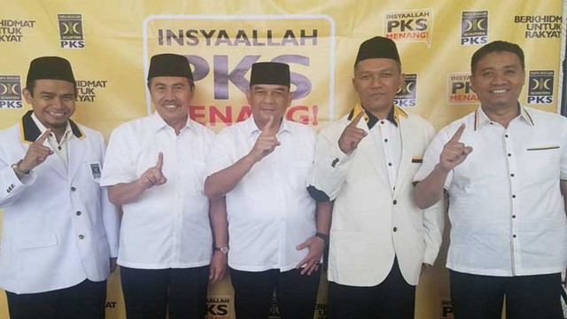 SYAMSUAR (dua dari kiri) jelang menerima SK dari DPP PKS untuk dicalonkan sebagai Gubernur Riau bersama dengan Edy Natar Afrizal Nasution (tengah), awal Januari 2018 silam. 