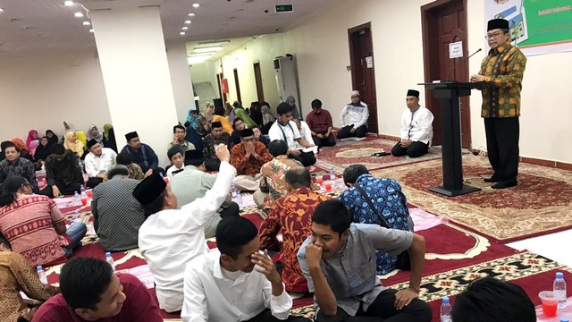 Suasana acara doa bersama dan khataman Alquran, serta berbuka puasa bersama di gedung baru Sekolah Indonesia Jeddah (SIJ). Foto: Dok. KJRI Jeddah
