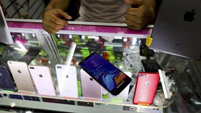 Jajaran ponsel mainan yang dipamerkan pedagang. Foto: AP/Eduardo Verdugo