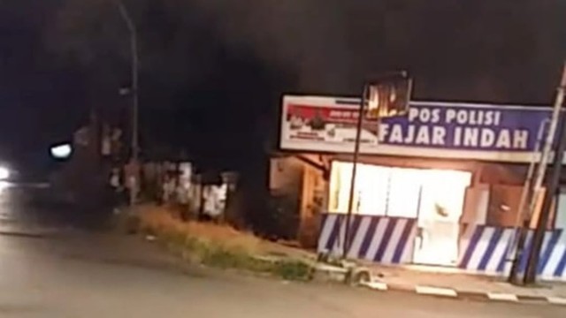Pos polisi lalu lintas Polresta Surakarta terbakar. Foto: Dok. Istimewa