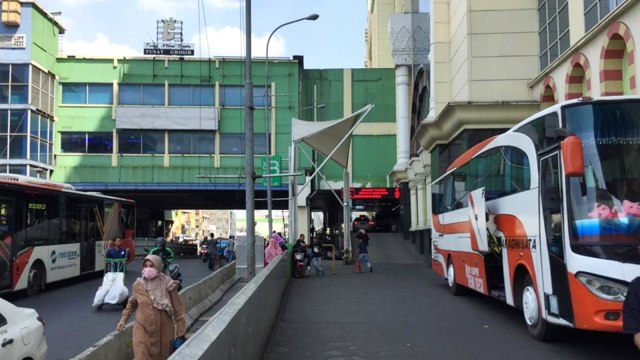 Suasana lalu lintas di sekitar Pasar Tanah Abang yang sudah kembali beroperasi. Foto: Muhammad Darisman/kumparan