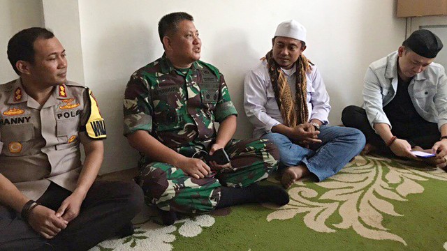 Wakapolres Jakarta Barat, AKBP Hanny Hidayat berkunjung ke Markas FPI. Foto: Dok. Istimewa