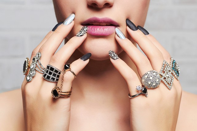 Perawatan kecantikan yang bisa merusak perhiasan. Foto: Shutterstock