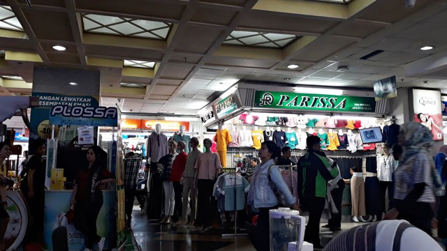 Saat Pedagang Pasar Tanah Abang Jual Dagangannya dengan 