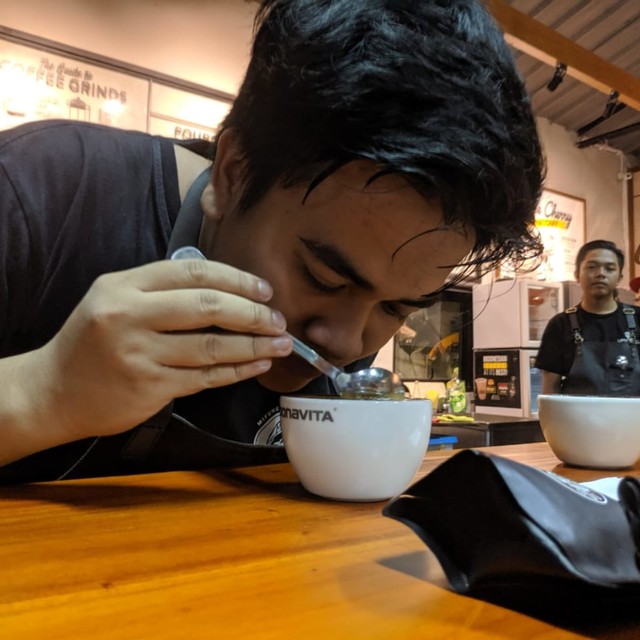 com-Suasana cupping di Upnormal Coffee Roasters. Foto: Arif Karunia Putra/kumparan