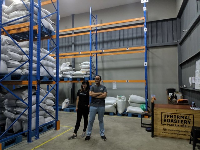 com-Ruang penyimpanan di Upnormal Coffee Roaster.
