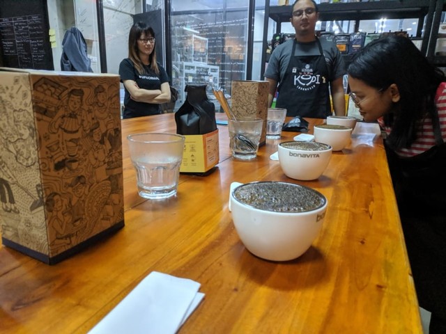 com-Suasana cupping di Upnormal Coffee Roaster.