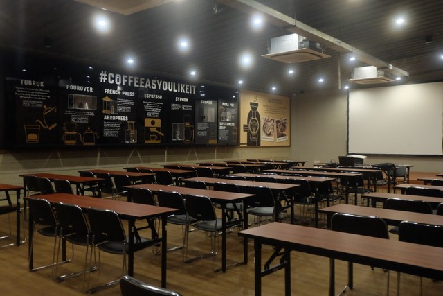 com-Ruang aula Upnormal Coffee Roaster.