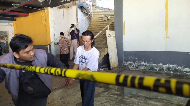 Sugeng Angga Santoso (kaos putih), pelaku mutilasi saat dihadirkan di tempat kejadian perkara. (foto: Gigih Mazda/Tugu Malang).