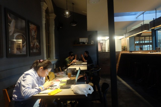 com-Suasana di salah satu spot Upnormal Coffee Roaster.