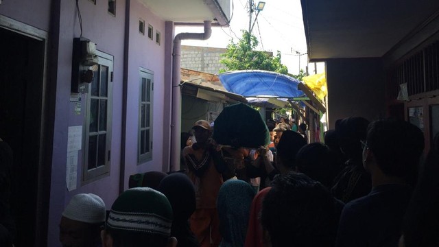 Jenazah harun tiba di rumah orangtuanya di Duri Kepa, Kebon Jeruk. Foto: Andesta Herli wijaya/kumparan